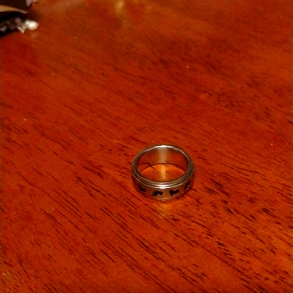 Spinner Ring with bare foot imprints in a Size 6 - Picture 3 of 3